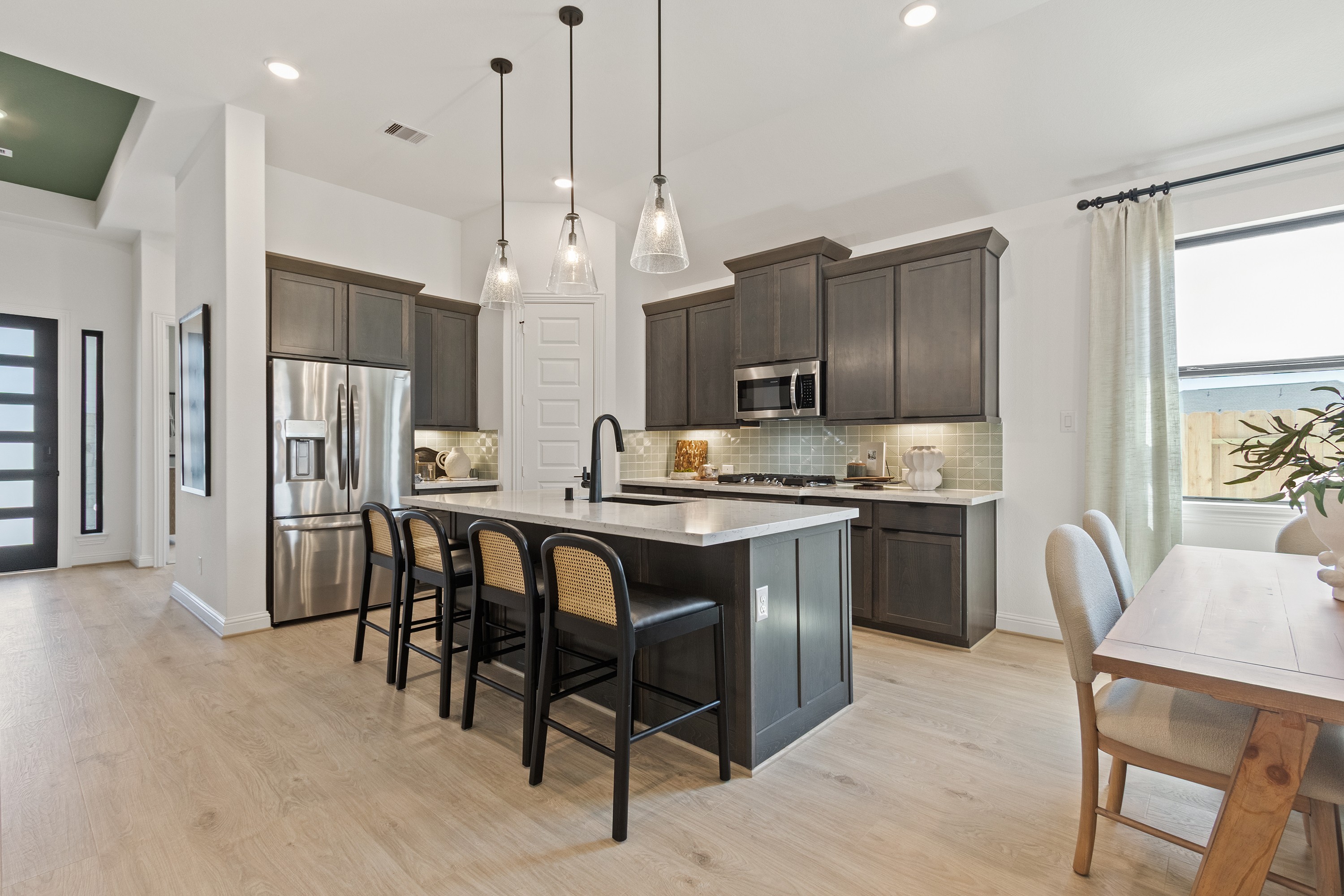 Luxury Kitchen in Oakwood Estates, Texas with Island and Modern Features Modern Oakwood Estates kitchen with island, wood cabinets, stainless steel appliances, pendant lights, Texas.