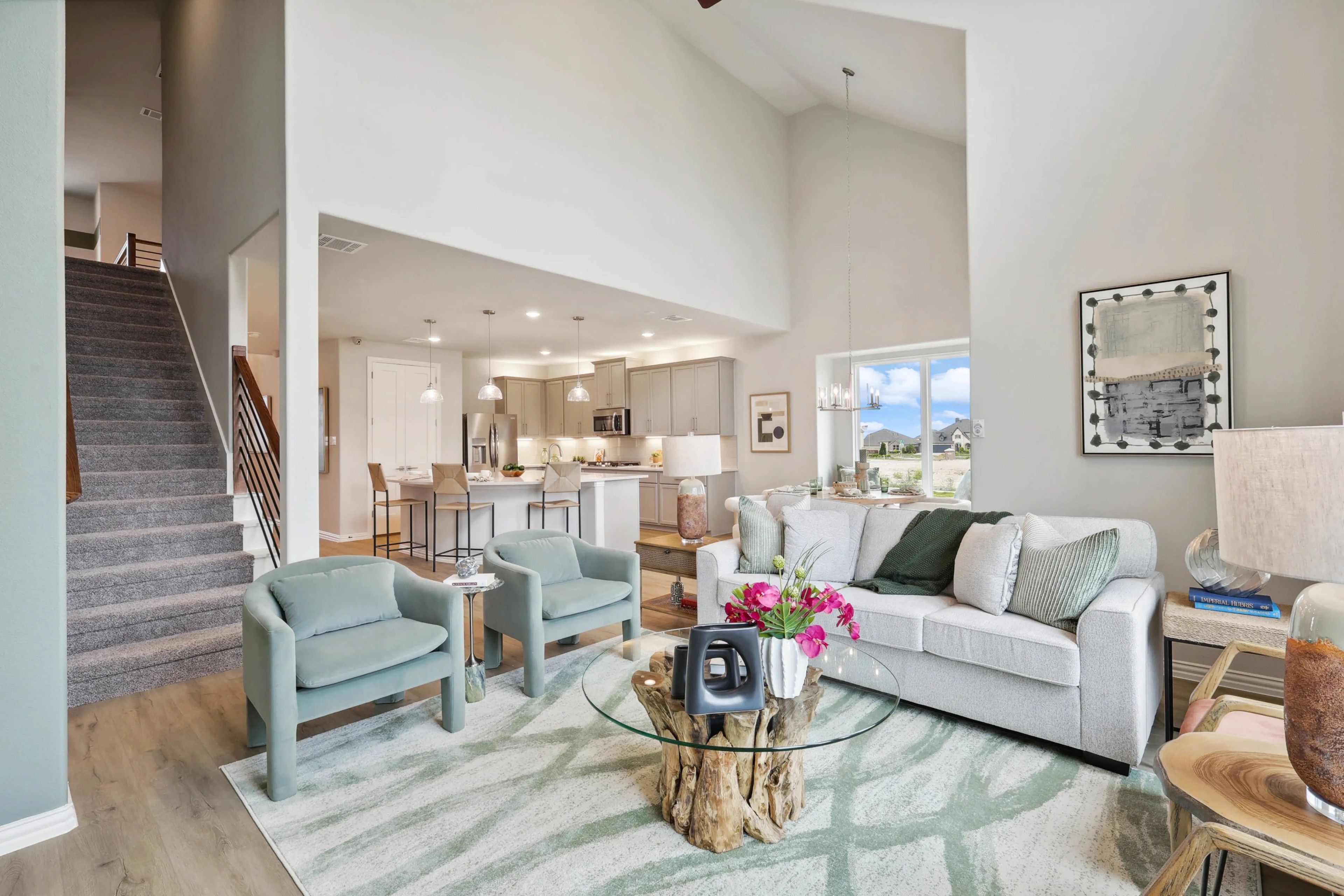 Modern Living Room with Open Kitchen in Hulen Trails, Texas Modern living room with open kitchen, high ceilings, and large windows in Hulen Trails, Texas.